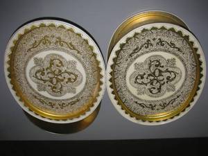 lot 62 image: Vintage decorative tins and plates