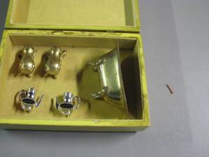 lot 65 image: Miniature Souvenir metal teapot S&ampP shakers - Astroworld, Brass Tub
