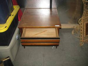 lot 127 image: Midcentury Endtable w drawer by Dillingham Esprit