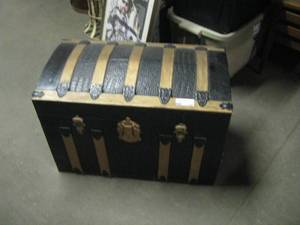 lot 130 image: Vintage trunk w Tray