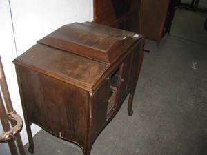 lot 145 image: Victrola Cabinet&nbsp