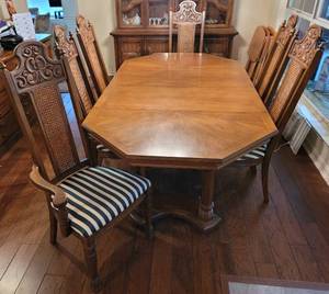 lot 7 image: VINTAGE DINING TABLE WITH SIX CHAIRS. YOUR BID X 7