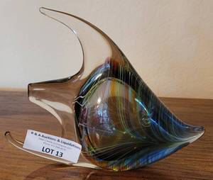 lot 13 image: GLASS FISH FIGURE IN STYLE, COLOR, AND CONDITION SHOWN.