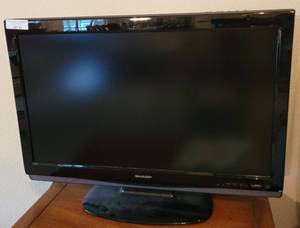 lot 22 image: SHARP LIQUID CRYSTAL TV MODEL LC-32SB23U IN WORKING CONDITION AS SHOWN. THIS UNIT IS STILL PLUGGED IN.