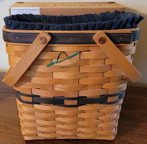 lot 29 image: LONGABERGER 2000 COLLECTORS CLUB MEMBERSHIP BASKET WITH BOX IN STYLE, COLOR, AND CONDITION SHOWN.