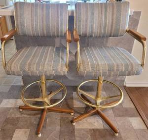 lot 75 image: LOT OF 2 COUNTER HIGH METAL FRAME WITH CUSHIONED SEATS STOOLS AS SHOWN. YOUR BID X 2