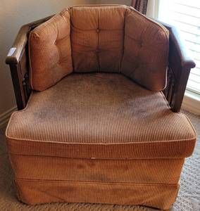 lot 111 image: VINTAGE SOLID OAK 5-SIDED LIBRARY PANEL BACK BARREL STYLE CHAIR WITH UPHOLSTERY. MATCHES LOT #115.