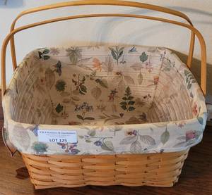 lot 125 image: LONGABERGER COLLECTORS CLUB 2000 EDITION BASKET IN STYLE, COLOR, AND CONDITION SHOWN.