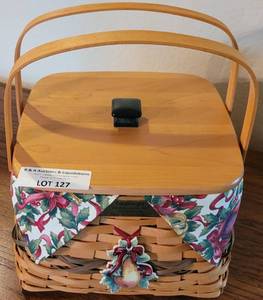 lot 127 image: LONGABERGER CHRISTMAS COLLECTION 2000 EDITION DECK THE HALLS BASKET IN STYLE, COLOR, AND CONDITION SHOWN.
