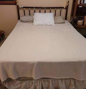 lot 134 image: QUEEN SIZE BED WITH WOOD AND METAL FRAME HEADBOARD AND RAILS AS SHOWN.