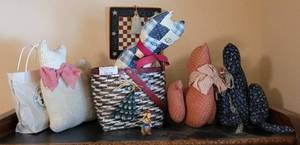 lot 140 image: LOT OF HOME DECOR AS SHOWN.