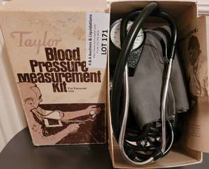 lot 171 image: VINTAGE TAYLOR BLOOD PRESSURE MEASUREMENT KIT IN ORIGINAL BOX AS SHOWN.