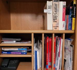lot 198 image: LOT OF SOFTWARE, BOOKS AND MORE AS SHOWN.