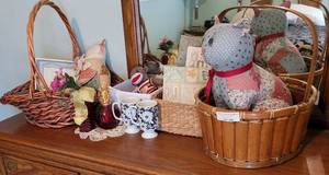 lot 206 image: LOT OF ASSORTED HOME DECOR AS SHOWN.