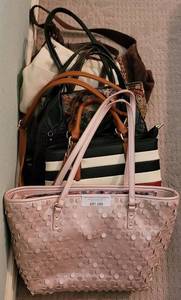 lot 220 image: LOT OF PURSES  HANDBAGS INCLUDING NINE WEST, RELIC AND MORE AS SHOWN.