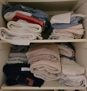 lot 231 image: LOT OF ASSORTED TOWELS AS SHOWN.