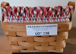lot 238 image: LONGABERGER COLLECTORS CLUB 1994 EDITION BASKET IN STYLE, COLOR, AND CONDITION SHOWN.