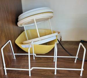 lot 253 image: PLASTIC LAZY SUSANS AND MORE AS SHOWN.