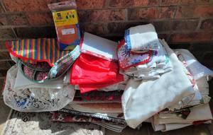 lot 255 image: LOT OF TABLE CLOTHS, PLACEMATS AND MORE AS SHOWN. GENEROUS LOT
