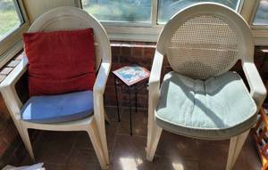 lot 256 image: ACCENT TABLE PLUS TWO PLASTIC PATIO CHAIRS AS SHOWN.