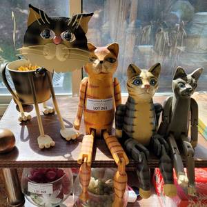 lot 261 image: LOT OF CAT THEMED DECOR AS SHOWN.