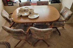 lot 283 image: VINTAGE DINING TABLE WITH SIX CHAIRS IN STYLE, COLOR, AND CONDITION SHOWN. DISHES SEEN NOT INCLUDED. YOUR BID X 7