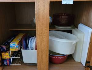 lot 287 image: PLASTIC STORAGE DISHES, LIDS, AND MORE AS SHOWN.