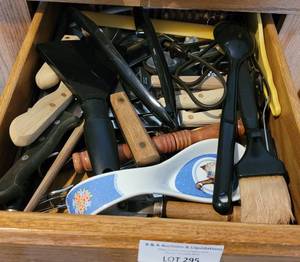 lot 295 image: LOT OF KITCHEN UTENSILS AS SHOWN.
