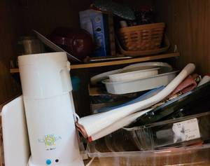 lot 300 image: MIXED LOT OF KITCHEN ITEMS INCLUDING CUTTING BOARDS, TEA MAKER AND MORE AS SHOWN.