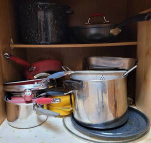 lot 306 image: LARGE LOT OF ASSORTED POTS, PANS AND MORE AS SHOWN. NICE MIXED LOT