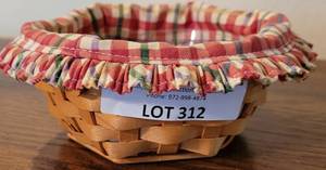 lot 312 image: LONGABERGER COLLECTORS CLUB 2001 EDITION BASKET IN STYLE, COLOR, AND CONDITION SHOWN.
