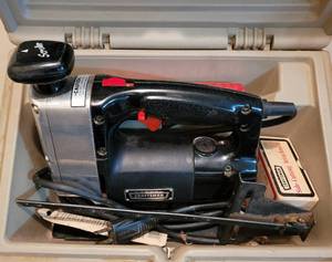 lot 370 image: SEARS CRAFTSMAN SCROLLER SAW MODEL 315.17260 WITH CASE AS SHOWN.