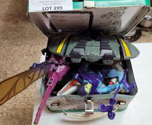 lot 399 image: VINTAGE LAND OF THE LOST LUNCH BOX WITH STAR WARS TOY FIGURINES AND MORE AS SHOWN.
