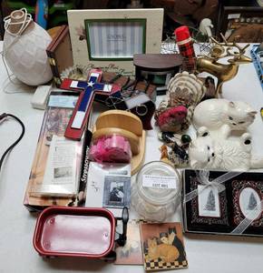 lot 401 image: LARGE LOT OF MISCELLANEOUS HOME DECOR AND SUCH AS SHOWN.