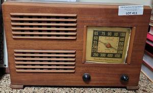 lot 411 image: VINTAGE 1946 EMERSON BROWN BAKELITE RADIO IN STYLE, COLOR, AND CONDITION SHOWN.