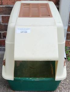 lot 420 image: PET KENNEL AS SHOWN.