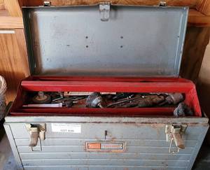 lot 430 image: SEARS CRAFTSMAN METAL TOOL BOX WITH ASSORTED TOOLS AS SHOWN.