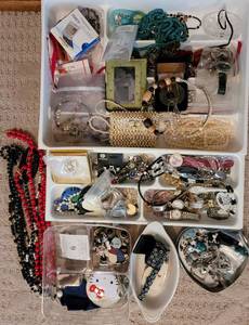 lot 451 image: LARGE LOT OF ASSORTED JEWELRY, WATCHES, NECKLACES AND MORE AS SHOWN. NICE MIXED LOT