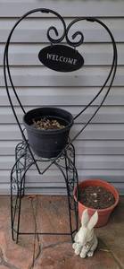lot 86 image: WELCOME WIRE PLANT HOLDER PLUS MORE AS SHOWN.