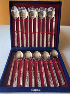 lot 171 image: KOREAN CHOPSTICK AND SPOON SET IN FITTED VINTAGE PRESENTATION CASE COMPLETE