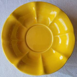 lot 174 image: VINTAGE MCCOY POTTERY YELLOW FLOWER SHAPED FOOTED BOWL WITH SCALLOPED EDGES 7.5w.