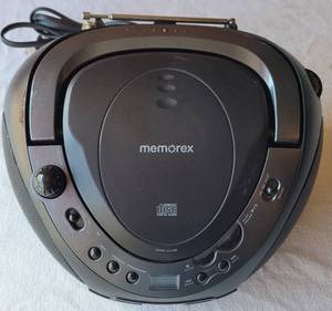 lot 181 image: MEMOREX PORTABLE CD BOOMBOX MODEL MP8806 AS SHOWN. POWERS ON