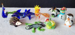 lot 189 image: VINTAGE GLASS ANIMAL MENAGERIE. ALL HANDCRAFTED INCLUDES A PIER ONE NELSON THE GECKO, PEACOCK, PORCUPINE, COCKATOO, OWL AND MORE. 9 COUNT.