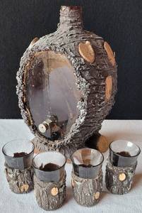lot 194 image: MID CENTURY ROOTBEER GLASS DECANTER AND APERTIF GLASSES IN LOG CABIN AND WOOD STUMP FORM, UNUSUAL