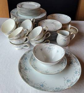 lot 195 image: W. DALTON IMPERIAL CHINA SEVILLE 5303 PATTERN DISH SET.