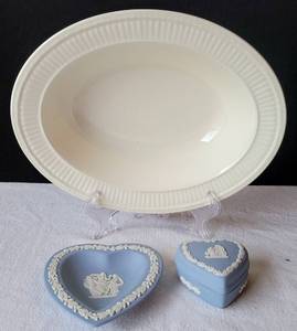 lot 198 image: WEDGWOOD TRIO. INCLUDES JASPERWARE 1955 HEART BOX, 1957 HEART FORM DISH AND ETRURIA EDME CREAMWARE SERVING DISH.