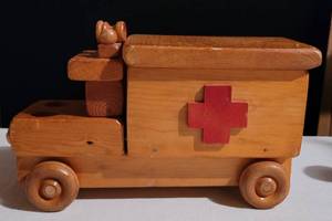 lot 200 image: FOLK ART WOOD AMBULANCE ARTISAN HAND CRAFTED 11L x 6.5H