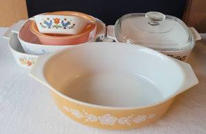 lot 204 image: VINTAGE CASSEROLE DISHES. INCLUDES PYREX BUTTERFIELD GOLD CASSEROLE, CORNING WARE LECHALOTE SPICE CASSEROLE, PLUS
