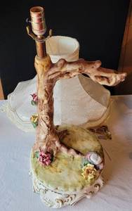 lot 206 image: CAPODIMONTE VINTAGE ROCOCO SCARCE FIGURAL LAMP IN TREE AND BRANCH FORM 22H. HAS A 1925-1967 ILPA (INDUSTRIAL LOMBARDO PORCELLANE ARTISTCHE) NEAPOLITAN 5-PRONG CROWN MARK. HAS EXPECTED BREAKAGE TO LEAVES AND ORIGINAL LAMP SHADE (NEEDS ATTENTION).