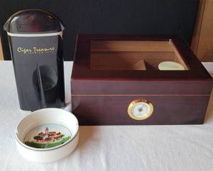 lot 210 image: CIGAR LOT. INCLUDES A WOOD HUMIDOR, TRAVEL CIGAR KEEPER BY CIGAR TREASURES, CUTTER, NAIF VILLEROY & BOCH ASH RECEIVER